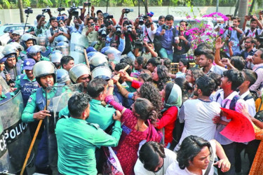 পুলিশের ওপর হামলার ঘটনায় ১২ জনের নামে মামলা