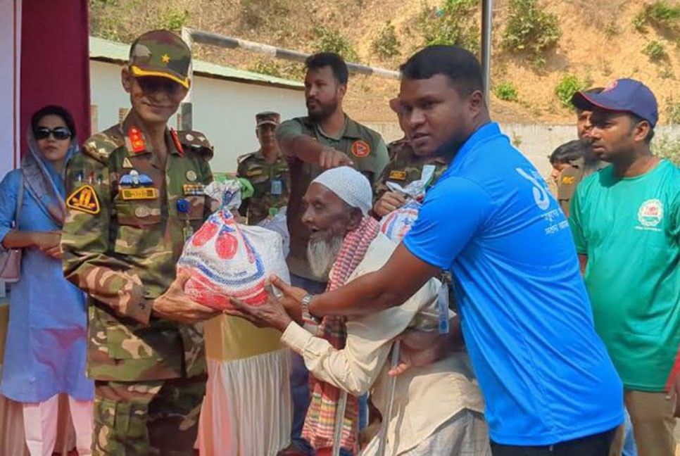 রমজান উপলক্ষে খাগড়াছড়ির ৫শ অসহায় পরিবারকে ইফতার সামগ্রী দিলো সেনাবাহিনী