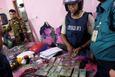 খুলনায় গ্রেনেড বাবুর বাড়িতে অভিযানে অস্ত্র উদ্ধার, আটক ৩