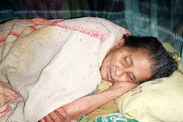 নওগাঁয় সম্পত্তির জন্য ৯০ বছরের বৃদ্ধা মাকে ফেলে গেল সন্তানেরা