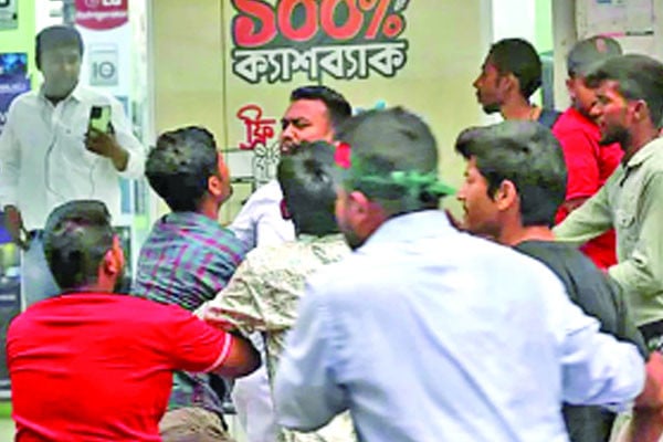 সারজিসের সামনে দফায় দফায় মারামারি