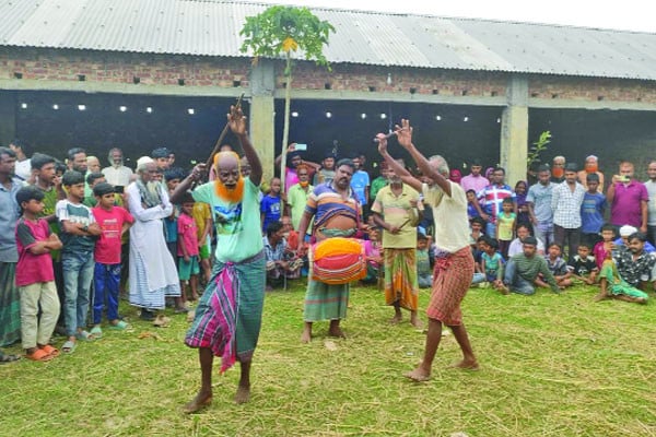 তালে তালে লাঠিখেলা