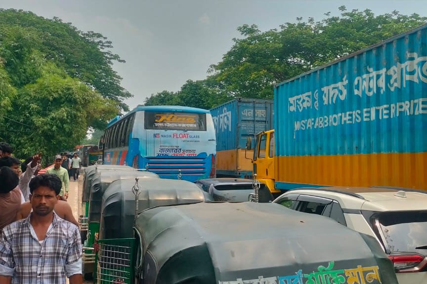 ঢাকা-চট্টগ্রাম মহাসড়কে ১৩ কি.মি. যানজট