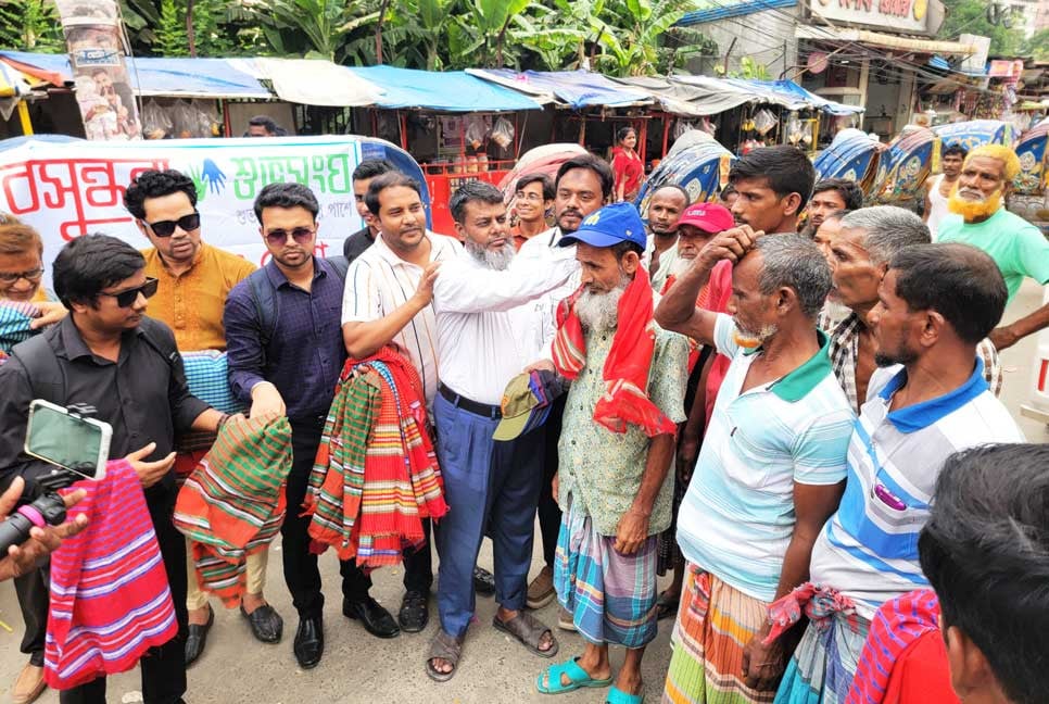 শ্রমিক দিবসে রিকশাচালকদের পাশে নারায়ণগঞ্জ ‘বসুন্ধরা শুভসংঘ’