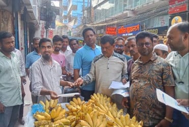 বরিশাল নগরীতে বিএনপির ৩১ দফার লিফলেট বিতরণ