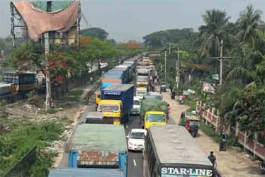 ঢাকা-চট্টগ্রাম মহাসড়কে কাভার্ডভ্যান উল্টে ২০ কিমি যানজট