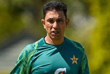 পাকিস্তানের প্রধান কোচ হতে চান আজহার মাহমুদ