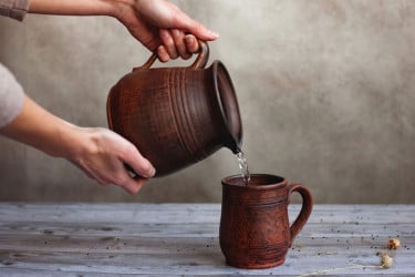 শরীর ঠাণ্ডা রাখবে মাটির পাত্রের পানি