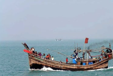 চার জেলেকে ধরে নিয়ে গেল আরাকান আর্মি