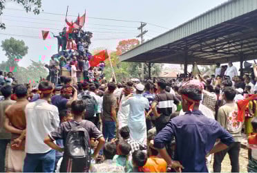 যাত্রাবিরতির দাবিতে ট্রেন থামিয়ে রাজশাহীতে বিক্ষোভ