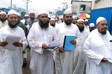 সোনারগাঁয়ে হেফাজতে ইসলামের লিফলেট বিতরণ