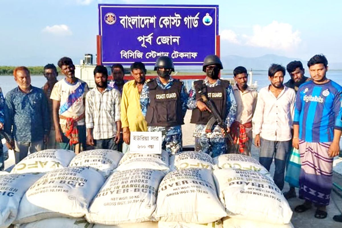 বঙ্গোপসাগর পথে পাচার: ৬০০ বস্তা ইউরিয়া জব্দ, গ্রেপ্তার ১০