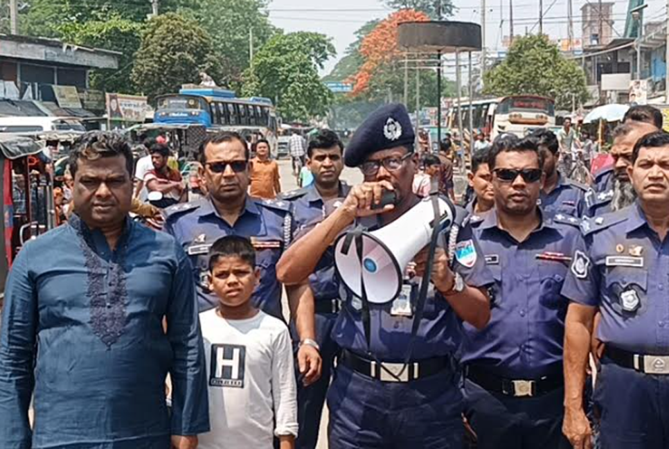 কালিগঞ্জে সড়কে শৃঙ্খলা ফেরাতে পুলিশের প্রচার অভিযান