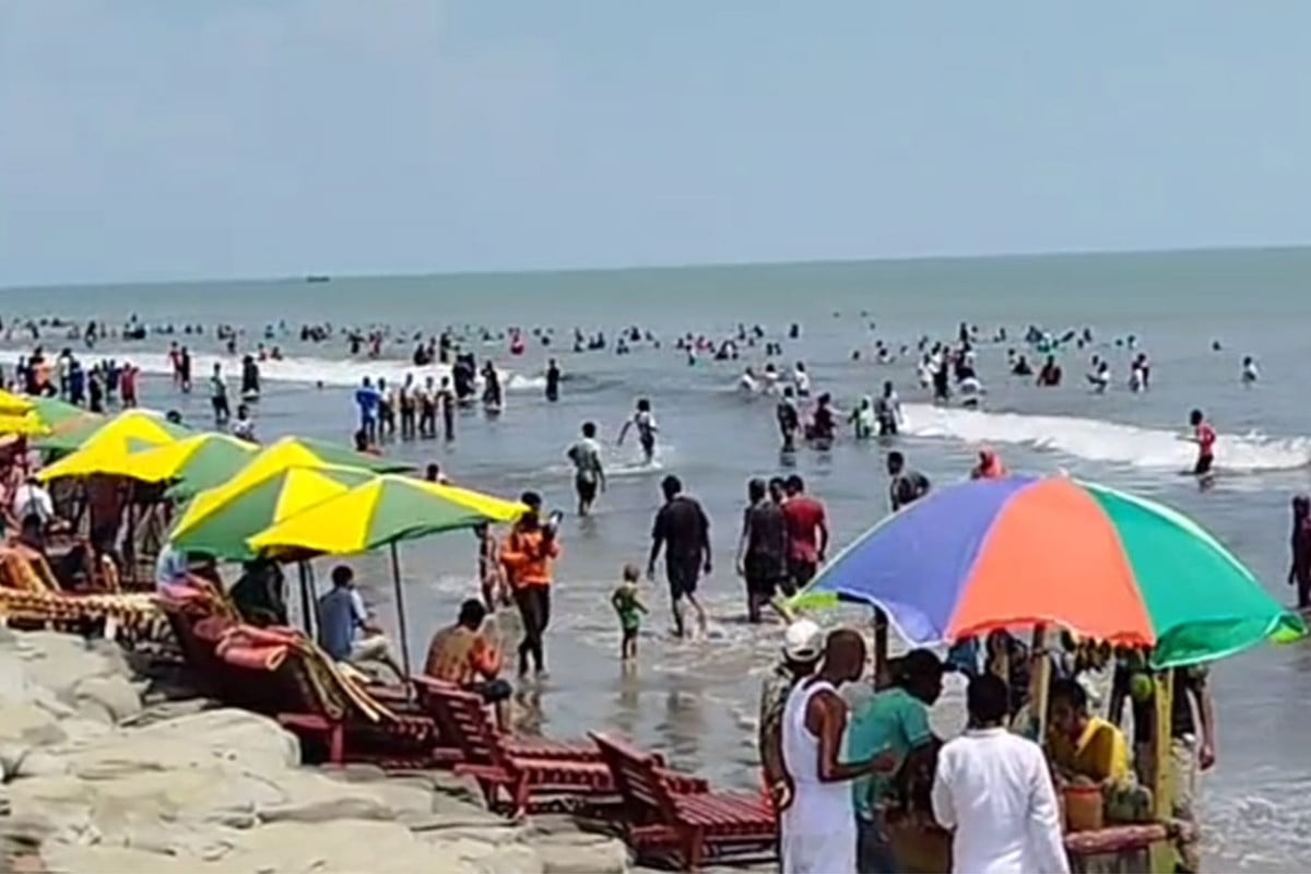 ছুটির দিনে কুয়াকাটায় সৈকতজুড়ে পর্যটকের ঢল