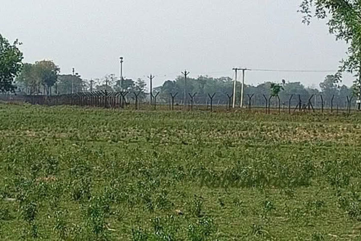 সীমান্তে ছবি তুলতে যাওয়া মামা-ভাগিনাকে ধরে নিয়ে গেছে বিএসএফ