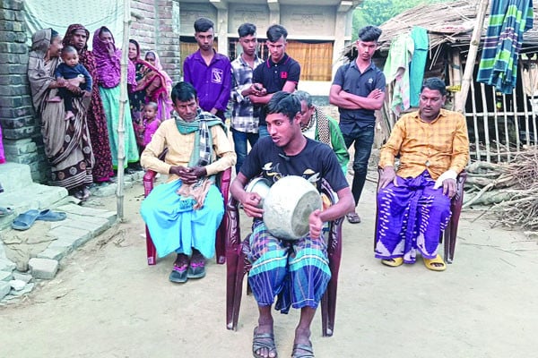 সিলভারের কলসিতে গানের তাল তোলেন দৃষ্টিপ্রতিবন্ধী সাইদুর