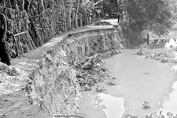 সড়ক ভেঙে নদীতে, দুর্ভোগে ১০ গ্রামের মানুষ