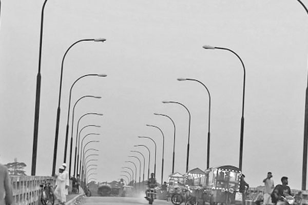 রাত হলেই ঘুটঘুটে অন্ধকার