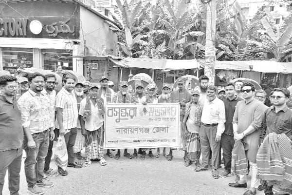 বসুন্ধরা শুভসংঘের গামছা-টুপি উপহার পেলেন শ্রমিকরা