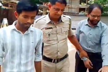 পশ্চিমবঙ্গে পাকিস্তানি পতাকা নিয়ে অশান্তির ছক, দুই ‘বিজেপি কর্মী’ গ্রেফতার