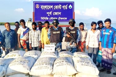 বঙ্গোপসাগর পথে পাচার: ৬০০ বস্তা ইউরিয়া জব্দ, গ্রেপ্তার ১০