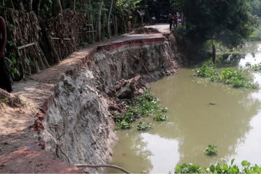 গোপালগঞ্জে নদীগর্ভে সড়ক, দুর্ভোগে ১০ গ্রামের মানুষ