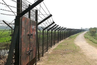 বিএসএফ ধরে নেয় দুই বাংলাদেশিকে, পাল্টা জবাবে ২ ভারতীয় আটক