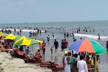 ছুটির দিনে কুয়াকাটায় সৈকতজুড়ে পর্যটকের ঢল