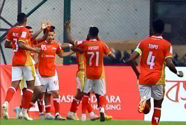 আবাহনীকে হারিয়ে মোহামেডানকে এগিয়ে দিল কিংস