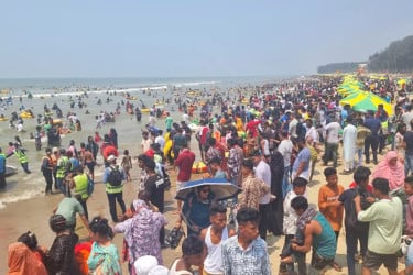 টানা ছুটিতে কক্সবাজারে পর্যটকের ঢল