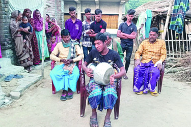 সিলভারের কলসিতে গানের তাল তোলেন দৃষ্টিপ্রতিবন্ধী সাইদুর