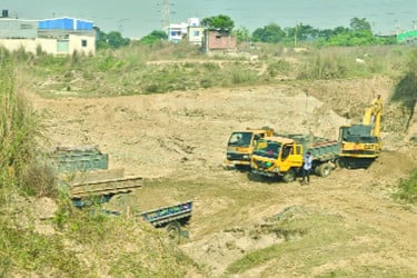 টপসয়েল কাটার মহোৎসব