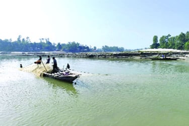 অভয়াশ্রমে মাছ শিকার শুরু, দেখা নেই ইলিশের