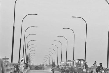 রাত হলেই ঘুটঘুটে অন্ধকার