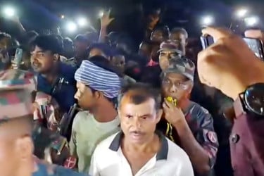 সীমান্ত থেকে ধরে নিয়ে যাওয়া দুই বাংলাদেশিকে ফিরিয়ে দিয়েছে বিএসএফ