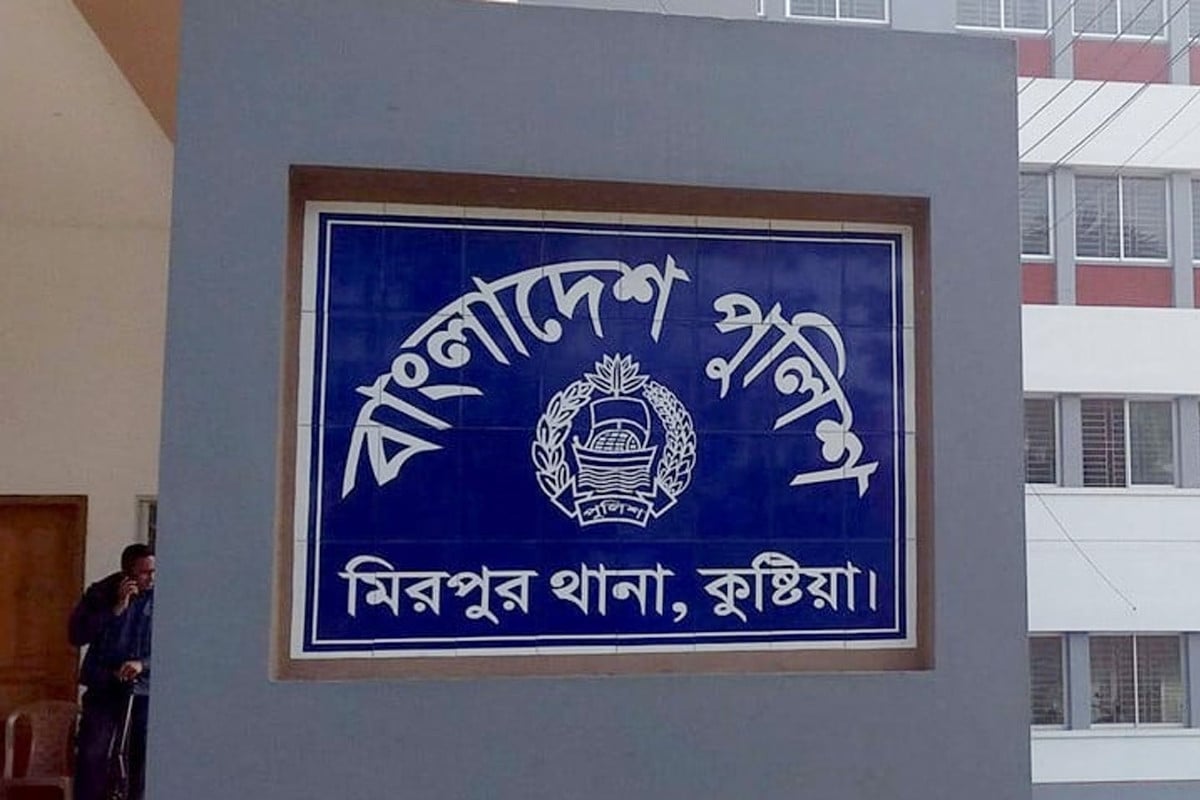 গ্রেফতার করতে গেলে দুই পুলিশকে আসামির হাতুড়িপেটা