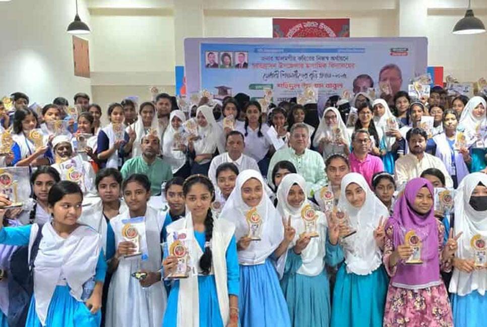 ফরিদপুরে কৃতি শিক্ষার্থীদের মাঝে বৃত্তি প্রদান