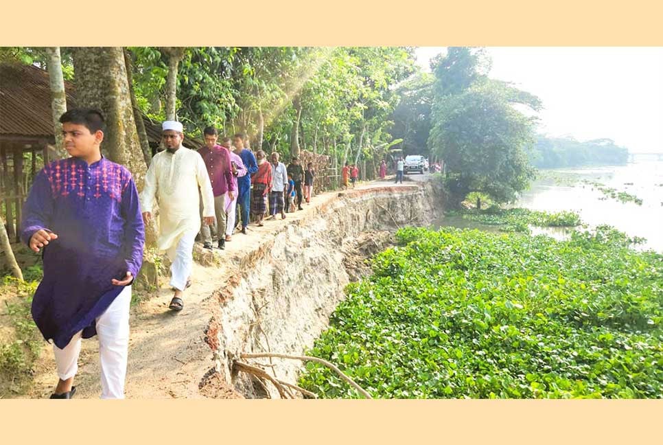 টুঙ্গিপাড়ায় ভাঙ্গন কবলিত এলাকা পরিদর্শনে জেলা প্রশাসক