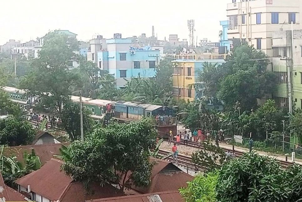 ইঞ্জিন বিকল, মাঝপথে থেমে চলন্ত ট্রেন
