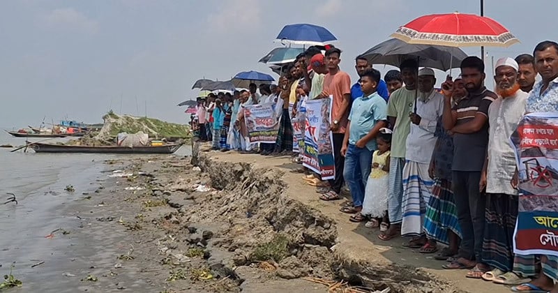 শরীয়তপুরে নদী থেকে বালু উত্তোলন বন্ধের দাবিতে মানববন্ধন