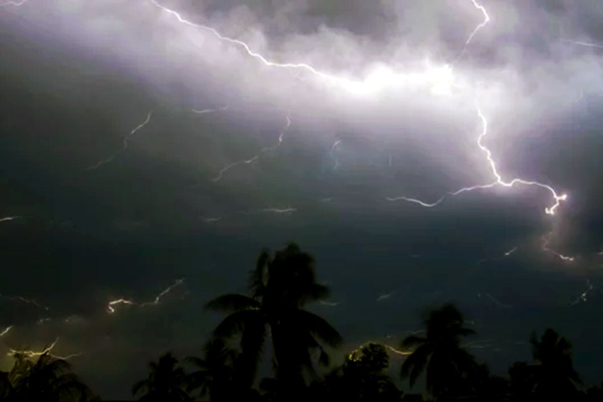সারাদেশে বজ্র-বৃষ্টির সঙ্গে বাড়বে তাপ