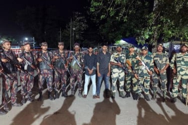 ৮ ঘণ্টা পর দুই বাংলাদেশিকে ফেরত দিল বিএসএফ
