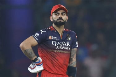 অখ্যাত অভিনেত্রীর ছবিতে ‘লাইক’ দিয়ে বিপাকে কোহলি, দিলেন ব্যাখ্যাও