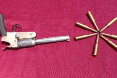 যশোর সীমান্তে পিস্তল-গুলি উদ্ধার