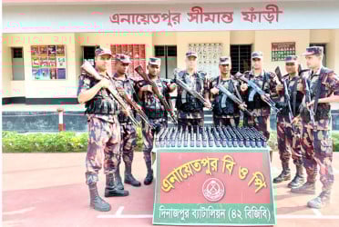 বিরলে বিশেষ অভিযান চালিয়ে 
ফেনসিডিল উদ্ধার