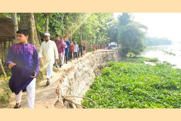 টুঙ্গিপাড়ায় ভাঙ্গন কবলিত এলাকা পরিদর্শনে জেলা প্রশাসক