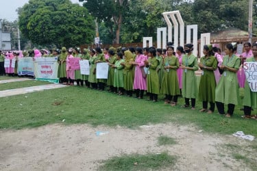 গোপালগঞ্জে নার্স-মিডওয়াইফ শিক্ষার্থীদের অবস্থান কর্মসূচি