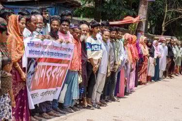 ‘মামলাবাজ’ আ. লীগ নেত্রীর কারণে অতিষ্ঠ এলাকাবাসী, পরিত্রাণ চেয়ে বিক্ষোভ