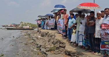শরীয়তপুরে নদী থেকে বালু উত্তোলন বন্ধের দাবিতে মানববন্ধন
