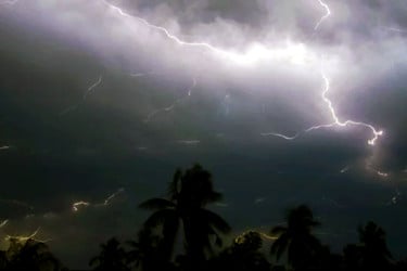 সারাদেশে বজ্র-বৃষ্টির সঙ্গে বাড়বে তাপ